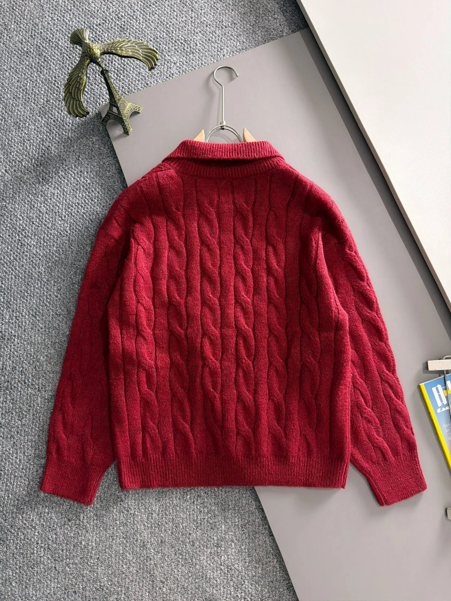 LP Loro Piana's latest sweaters from the official website for fall and winter 2026 are now on sale at the counter for Hot Sale! Specially made of wool blended fabric. It feels comfortable and can be directly in contact with the skin. The logo badge is exquisitely embroidered, which is extremely eye-catching! The details highlight the fashionable charm of big brands. Exquisite workmanship. Three-dimensional cutting style. The wearing effect is invincible and handsome! All three standards are complete! Sizes:M-3XL